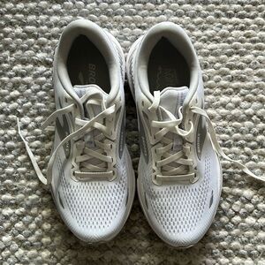 Brooks adrenaline GTS 23 Women’s Running Shoe white size 8.5